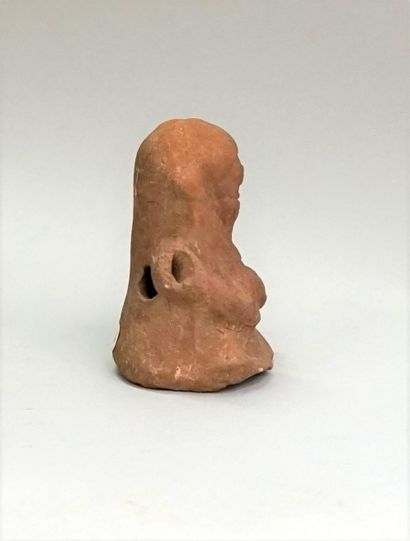 Maternité tenant son enfant dans ses bras....