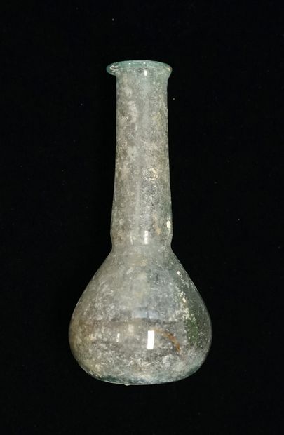 Balsamaire en verre irisé. Epoque romano-byzantine.

H:...