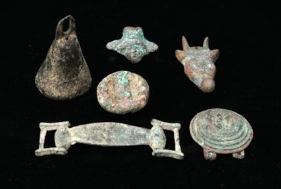 Lot d'objets de fouille: cloche, boucle de...