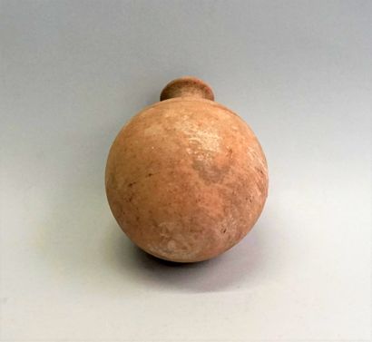 Vase boule en terre cuite beige décorée de...