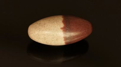 Small lingam in grey/white stone. L: 3,1...