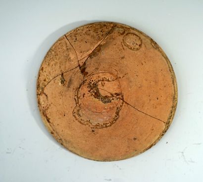 Grande coupe en terre cuite rosée, cassée...