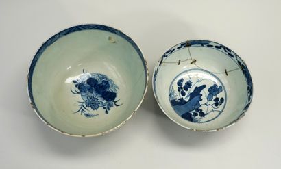 Deux jattes en porcelaine bleu blanc ornées...