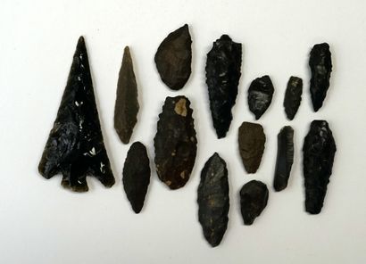 Lot including a large arrowhead (Lg :9cm)...