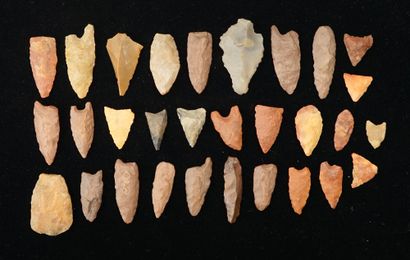Lot of 30 Neolithic flint arrowheads.