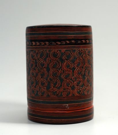 Lacquered betel box finely decorated. H:...