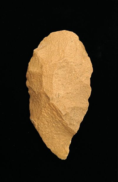 Beige flint biface. Acheulean. Lg: 20cm