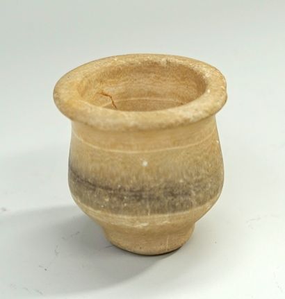 Pot en calcite, à panse globulaire, lèvre...