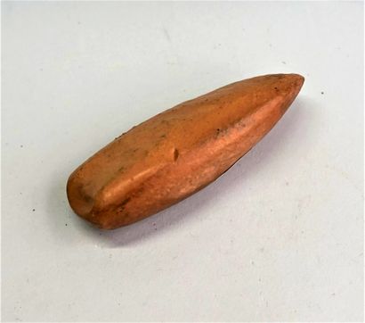 Hache polie dans une belle pierre caramel.

Néolithique.

Lg:...