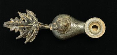 Oil lamp in bronze with green patina. Reflector...