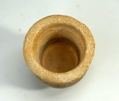 Pot en calcite, à panse globulaire, lèvre...
