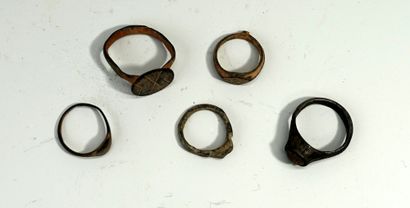 Lot de 5 bagues en bronze à patine verte....