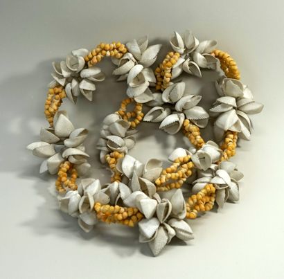 Necklace made of various shells. L: 90cm