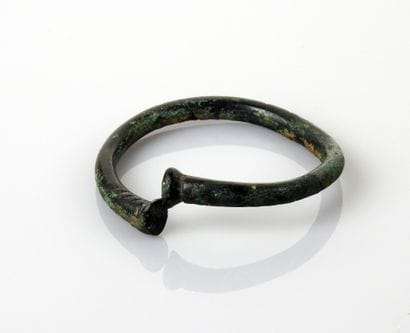 Child's bracelet ending with two stamps

Bronze...