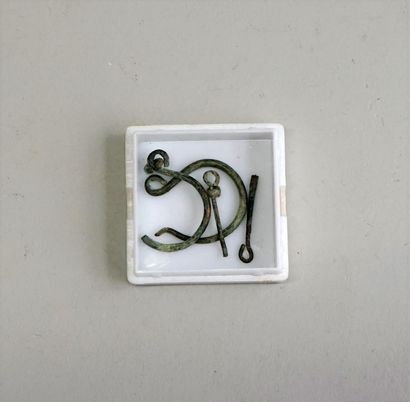 Deux anneaux de boucles d'oreille ? en bronze...