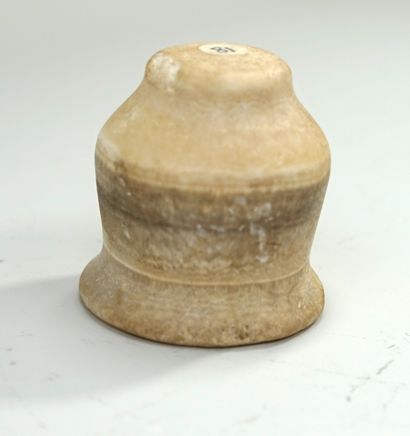 Pot en calcite, à panse globulaire, lèvre...