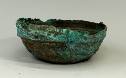 Coupe en bronze à patine verte, décor repoussé...