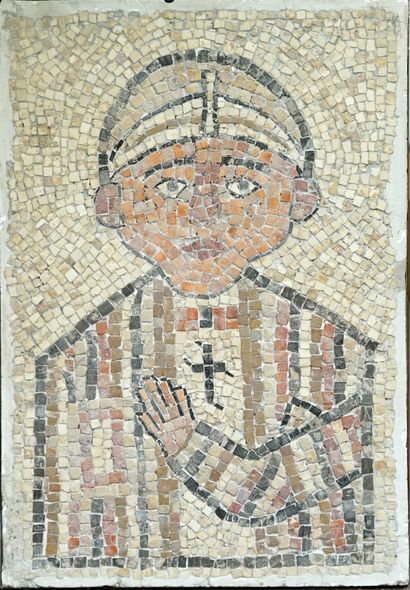 Mosaïque représentant un buste de prêtre...