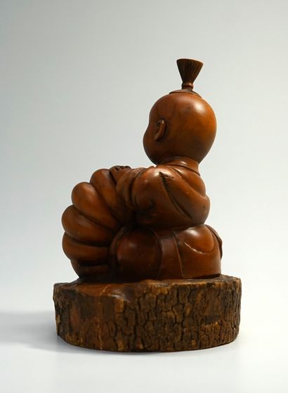 Okimono in blond boxwood with smooth patina...
