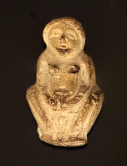 Small statuette presenting a parturient....