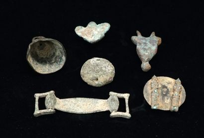 Lot d'objets de fouille: cloche, boucle de...