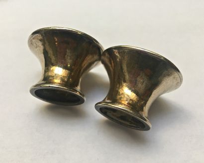 Paire de boucles d'oreille. Métal argentifère....