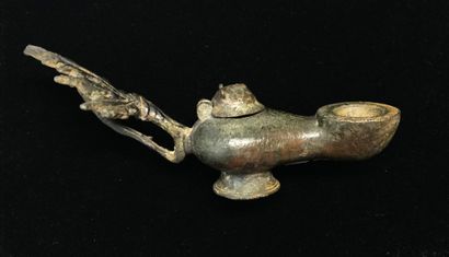 Oil lamp in bronze with green patina. Reflector...