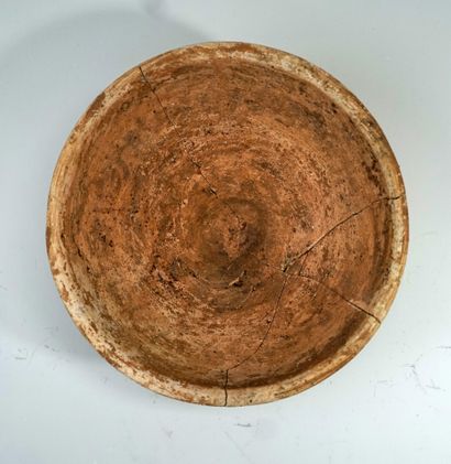 Grande coupe en terre cuite rosée, cassée...