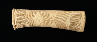 Partie d'os incisé de motifs géométriques....