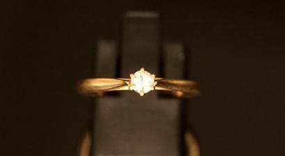 SOLITARY RING in 18K (750/°°) yellow gold...