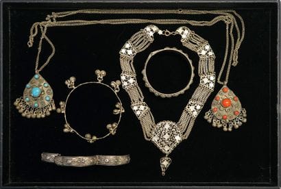 ENSEMBLE de bijoux marocain en métal et cabochons...