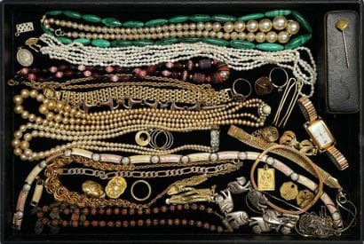 LOT de BIJOUX FANTAISIE comprenant bracelets,...