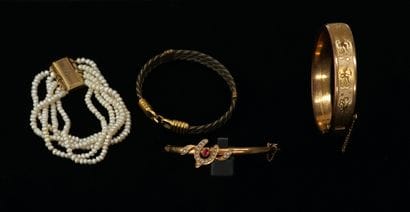 ENSEMBLE composé de 4 bracelets anciens en...