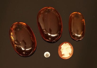 LOT de 3 cabochons d'ambre ovales. PB 28...