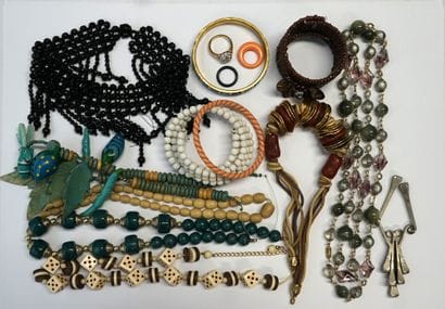 BIJOUX FANTAISIE: Ensemble composé de bijoux...