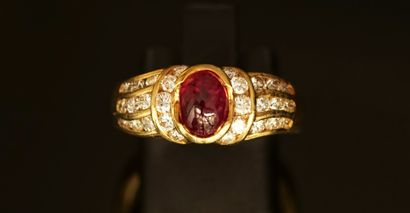 RING in 18K yellow gold (750/°°) centered...