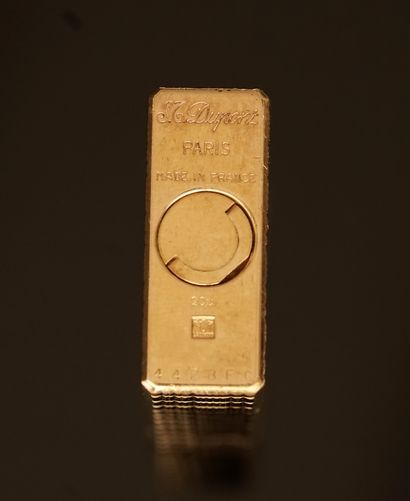DUPONT - BRIQUET en plaqué or à décor hachuré....