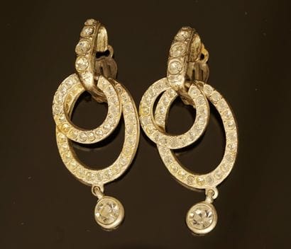 YVES SAINT LAURENT - PAIRE DE PENDANTS D'OREILLES...