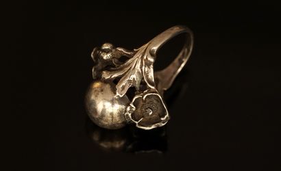 BAGUE en argent présentant un motif floral...