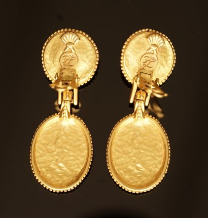 KARL LAGERFELD - PAIRE DE PENDANTS D'OREILLE...