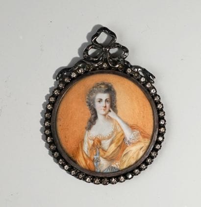 GRAND PENDENTIF en argent à décor de ruban...