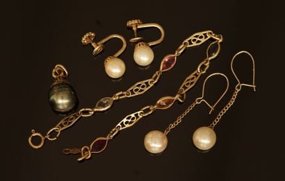 LOT of 18k (750/°°) and 14k (585/°°) gold...