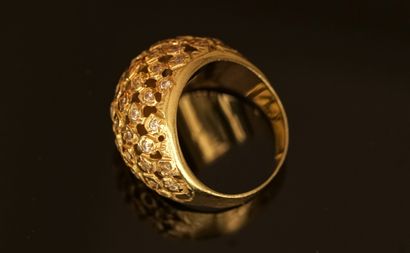 Ring in 18K (750/°°) yellow gold, openwork...