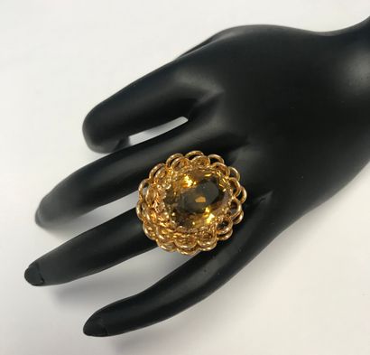 18k (750/°°) yellow gold ring centered on...