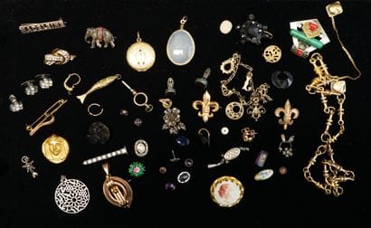 ENSEMBLE de divers bijoux ou éléments de...