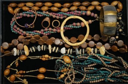 BIJOUX FANTAISIE: Ensemble composé de bijoux...