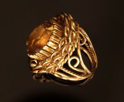 18k (750/°°) yellow gold ring centered on...