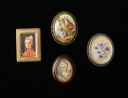 ENSEMBLE de 4 broches à montures modernes...