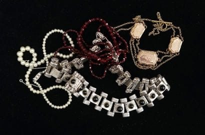 ENSEMBLE composé d'un collier 