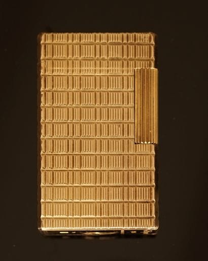 DUPONT - BRIQUET en plaqué or à décor hachuré....